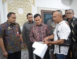 Wagub Fadhlullah Pimpin Rapat Penyelesaian Pembayaran Tanaman Tanam Tumbuh di Proyek Tol Padang Tiji–Seulimeum.