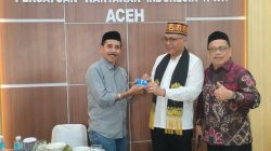 Ketua PWI Pusat Serahkan Kartu Anggota PWI Seumur Hidup Kepada Tarmilin Usman.