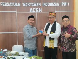 Ketua PWI Pusat Serahkan Kartu Anggota PWI Seumur Hidup Kepada Tarmilin Usman.