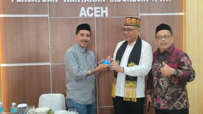 Ketua PWI Pusat Serahkan Kartu Anggota PWI Seumur Hidup Kepada Tarmilin Usman.