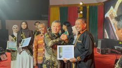 Amal Hasan Terima Anugerah Penggerak Alumni dari Rektor USK.