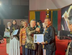 Amal Hasan Terima Anugerah Penggerak Alumni dari Rektor USK.