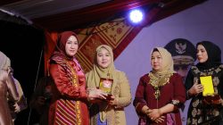 Ketua Dekranasda Aceh Besar Terima Penghargaan pada Rakor dan Pameran Kriya Unggulan.