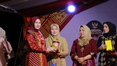 Ketua Dekranasda Aceh Besar Terima Penghargaan pada Rakor dan Pameran Kriya Unggulan.