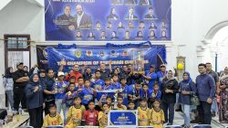 Ketua DPD NasDem Banda Aceh Serahkan Penghargaan Kepada Peraih Juara SSB Restorasi Cup.