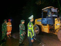 Prajurit Kodam IM Bantu Atasi Longsor di Jalur Tapaktuan – Subulussalam.
