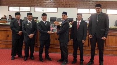 Bupati Aceh Besar Serahkan Rancangan KUA dan PPAS APBK  2026 Kepada DPRK.