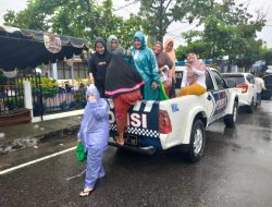 Polda Aceh Kerahkan Personel Bantu Korban Banjir, Warga Dihimbau Tetap Waspada.