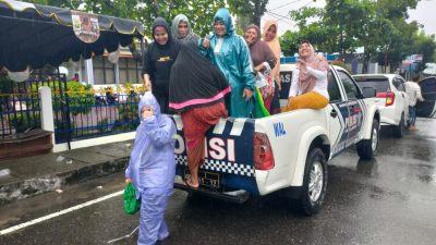 Polda Aceh Kerahkan Personel Bantu Korban Banjir, Warga Dihimbau Tetap Waspada.