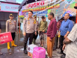 Kapolres Pidie Tinjau Lokasi Banjir dan Salurkan Bantuan Sembako untuk Pengungsi.