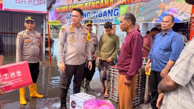 Kapolres Pidie Tinjau Lokasi Banjir dan Salurkan Bantuan Sembako untuk Pengungsi.