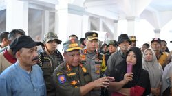 Kapolres Pidie Dampingi Mendagri Tinjau Lokasi Banjir dan Pengungsi di Kabupaten Pidie.