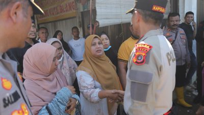 Kapolda Sebrangi Sungai Tingkeum untuk Tembus ke Aceh Utara, Sempat Temui Warga yang Tertahan di Kutablang.