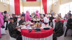 Kapolda Aceh Santap Nasi Ompreng Pada HUT Ke 80 Korps Brimob.