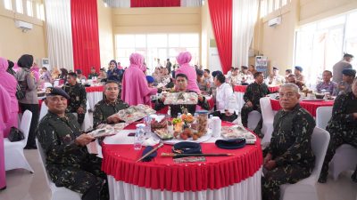 Kapolda Aceh Santap Nasi Ompreng Pada HUT Ke 80 Korps Brimob.