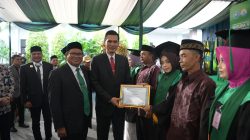 Sekda Aceh Menghadiri Wisuda di UNIKI 2025.