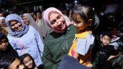 Ketua Tim PKK Aceh Hibur Bocah di Pengunsian.