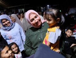 Ketua Tim PKK Aceh Hibur Bocah di Pengunsian.
