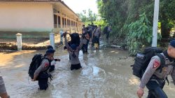 Brimob Polda Aceh Lakukan Penanganan Bencana di Aceh Tamiang.