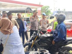 Cegah Kepanikan, Kapolres Pidie Gunakan Pengeras Suara Beri Imbauan di SPBU.