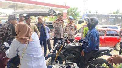 Cegah Kepanikan, Kapolres Pidie Gunakan Pengeras Suara Beri Imbauan di SPBU.