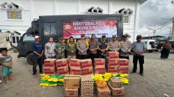 Kapolres Pidie Salurkan Bantuan Sembako Dari Akpol 2005 Untuk Warga Terdampak Banjir di Pidie.