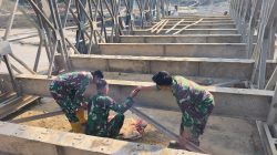 Personel Yon Zipur 16/DA Kodam IM Pasang Jembatan Bailey di Peusangan Bireun.