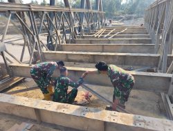 Personel Yon Zipur 16/DA Kodam IM Pasang Jembatan Bailey di Peusangan Bireun.