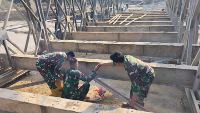 Personel Yon Zipur 16/DA Kodam IM Pasang Jembatan Bailey di Peusangan Bireun.