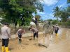 Polres Pidie Bersihkan Lumpur di Jalan Beureunun–Tiro Yang Tertutup Lumpur Pasca Banjir.
