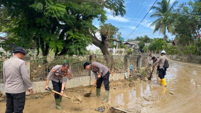 Polres Pidie Bersihkan Lumpur di Jalan Beureunun–Tiro Yang Tertutup Lumpur Pasca Banjir.