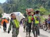 Personel Yonif TP 854/DK jalan Kaki Salurkan Obat ke Wilayah Terisolir di Aceh Tengah.
