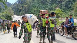 Personel Yonif TP 854/DK jalan Kaki Salurkan Obat ke Wilayah Terisolir di Aceh Tengah.