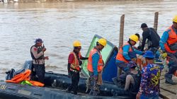 Ditpolairud Polda Aceh Bantu Korban Banjir Bireuen.