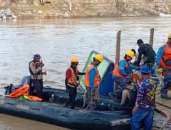 Ditpolairud Polda Aceh Bantu Korban Banjir Bireuen.