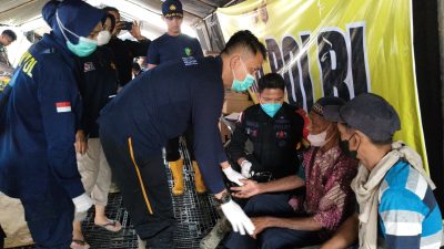 Nakes Polri Berikan Layanan Kesehatan Gratis bagi Korban Banjir di Aceh Tamiang.