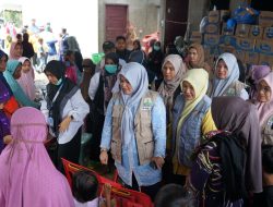 Ketua DWP Aceh Salurkan Bantuan bagi Warga Terdampak Banjir di Bireuen.