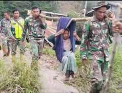 Prajurit Kodam IM Evakuasi Sepasang Lansia Penderita Stroke dari Dusun Terpencil di Bener Meriah.