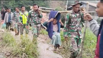 Prajurit Kodam IM Evakuasi Sepasang Lansia Penderita Stroke dari Dusun Terpencil di Bener Meriah.