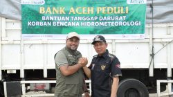 Dirut Bank Aceh Serahkan Paket Bantuan Untuk Korban Banjir di Pidie Jaya. 