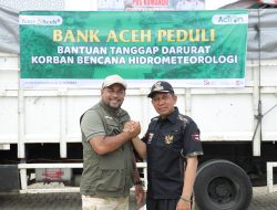 Dirut Bank Aceh Serahkan Paket Bantuan Untuk Korban Banjir di Pidie Jaya. 