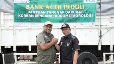Dirut Bank Aceh Serahkan Paket Bantuan Untuk Korban Banjir di Pidie Jaya. 