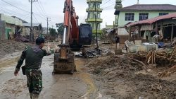 Personel Kodim 0117/Aceh Tamiang Bersama Warga Bersihkan Fasum Pasca Banjir Bandang. 