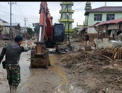 Personel Kodim 0117/Aceh Tamiang Bersama Warga Bersihkan Fasum Pasca Banjir Bandang. 