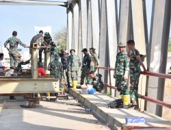 Prajurit Kodam IM Kebut Pembangunan Jembatan Bailey di Sejumlah Wilayah Aceh. 