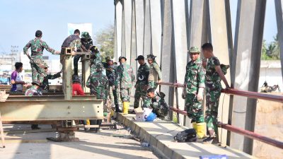 Prajurit Kodam IM Kebut Pembangunan Jembatan Bailey di Sejumlah Wilayah Aceh. 