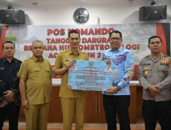 Sekda Aceh Terima Bantuan dari Forkopimda Kalteng Rp 2,9 Milyar Untuk Korban Banjir Aceh. 