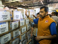 Mualem Pantau Kedatangan Bantuan di Pelabuhan Krueng Geukueh. 
