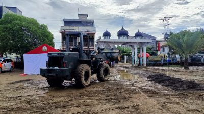 Yonzipur 16 / DA Kerahkan Alat Berat Bersihkan Material Banjir di Meunasah Balek Pidie Jaya. 