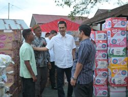 Sekda Aceh Tinjau dan Salurkan Bantuan Logistik di Posko Pengungsian di Aceh Utara. 